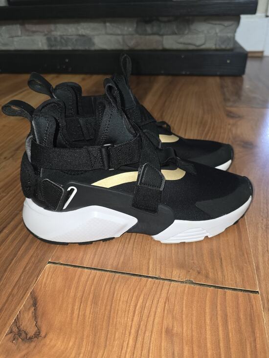 Nike Other - YOUTH NIKE HUARACHE CITY AJ6662-005 so 5y women’s 7